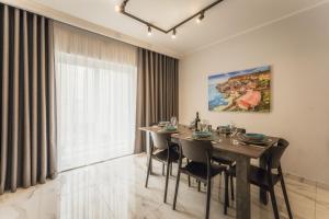 NEW - Only Suites Unit 2, Modern 2-Bedroom apartment with common heated Jacuzzi by SF Homes