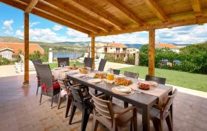 Beautiful Home In Mastrinka With Wifi