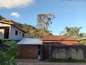 Casa na natureza com estacionamento no Rio Tavares