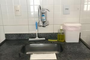 Kitnet na rua da UFV com Smart TV e Garagem