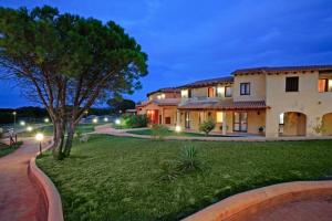 Functional studio with shared pool img29