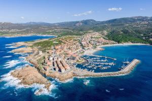 Functional studio with shared pool img46