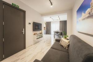 NEW - Only Suites apt 4 Modern 2-Bedroom apartment with common heated Jacuzzi by SF Homes