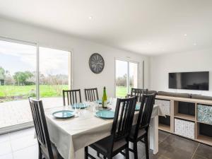 Maison familiale avec jardin clos, 4 pièces, 6 pers, proche plage et commerces, Wifi, parking inclus. - FR-1-477-192