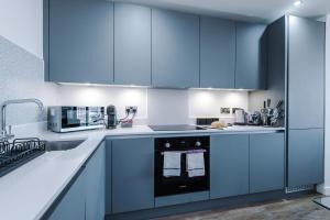 City View Apartment with Pool