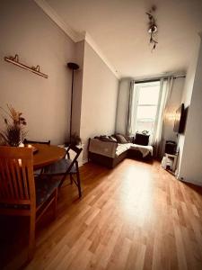 West-End 2 Bed Flat Entire Place w Free Parking