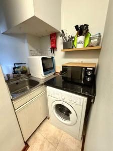 West-End 2 Bed Flat Entire Place w Free Parking