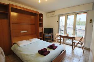 Studio 24 m2 le grand passage centre-ville terrasse climatisation parking