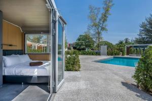 Nomad Cabin—Stylish Seaside Retreat with Breakfast