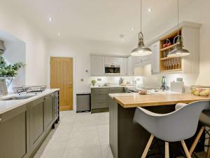 5 Bed in Rhosbodrual 80729