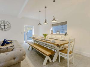 5 Bed in Rhosbodrual 80729