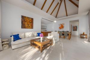 Modern 3BR Villa Kaimana with Private Pool