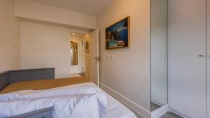 Estoril Upscale Apartment with Pool by LovelyStay