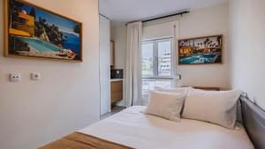 Estoril Upscale Apartment with Pool by LovelyStay