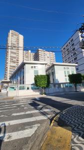 Apto Studio 200m da praia e do comércio - Boqueirão em Praia Grande SP - Wi Fi - Cozinha completa - Roupa de cama - Localização excepcional - Até 5 pessoas