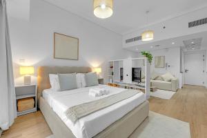 Waves - Modern Lakeview Studio - Cozy & Bright