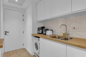 Waves - Modern Lakeview Studio - Cozy & Bright