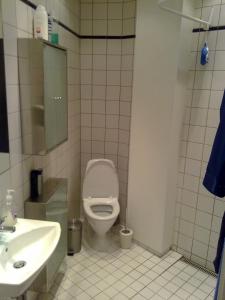 Nice quiet room in posh area central capitol