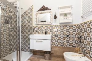 Imperium Residence - 100mt to metro, private Patio, A-C, 2-4 pax