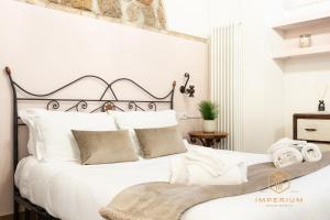 Imperium Residence - 100mt to metro, private Patio, A-C, 2-4 pax