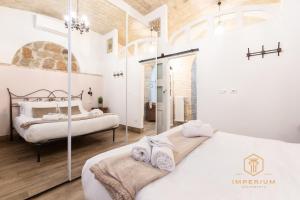 Imperium Residence - 100mt to metro, private Patio, A-C, 2-4 pax