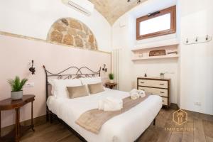 Imperium Residence - 100mt to metro, private Patio, A-C, 2-4 pax