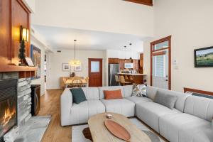 Les Eaux 3BR, Sauna, Fireplace and Jacuzzi Access