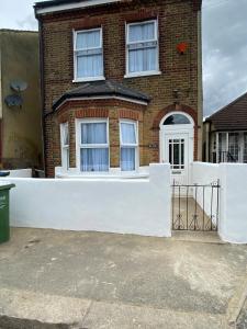 Modern Living 9 bedroom house with 9 bathrooms,