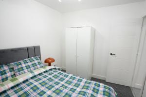 4 Bed Recently Refurbished Home Free Parking