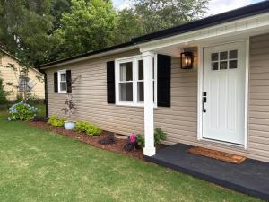 Modern 3 bedroom home downtown Forest city outstanding backyard, pet friendly