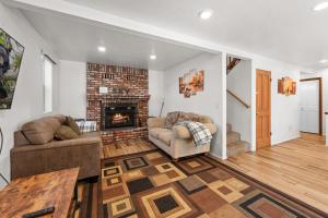 The Sky Chalet - Walk to Slopes, Close to Lake