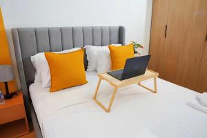 Maya Suites - Cozy interior with a sunny balcony