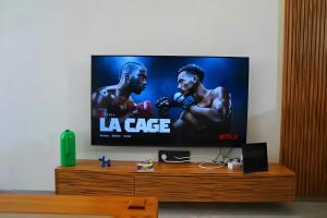 Maya Suites - Cozy interior with a sunny balcony