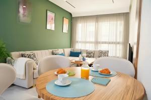 Maya Suites - Cozy interior with a sunny balcony