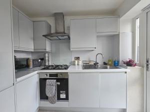 Near Old Trafford Modern 4BR House for 7 Guests