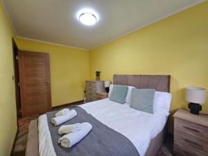 Near Old Trafford Modern 4BR House for 7 Guests