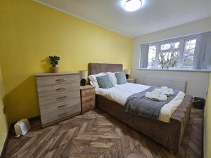 Spacious 4BR Home Near Old Trafford Sleeps 7!