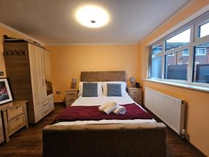 Spacious 4BR Home Near Old Trafford Sleeps 7!