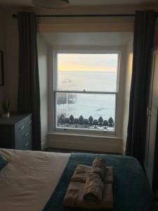 two bed Seafront apartment - sea views