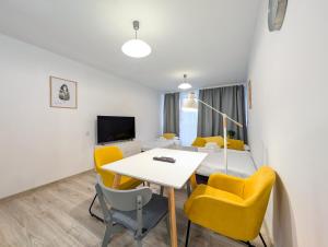 Powstańców Śląskich Homely Apartment by BookingHost