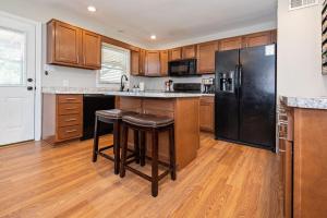 OPEN 4BR2BA Sleeps 8 Near Hwy Covered Deck