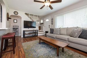 OPEN 4BR2BA Sleeps 8 Near Hwy Covered Deck