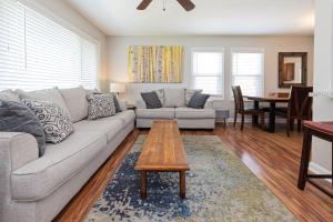 OPEN 4BR2BA Sleeps 8 Near Hwy Covered Deck