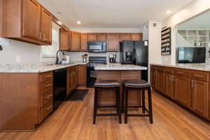 OPEN 4BR2BA Sleeps 8 Near Hwy Covered Deck