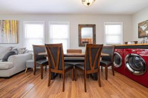 OPEN 4BR2BA Sleeps 8 Near Hwy Covered Deck