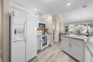 The Coastal Nook heated pool 8 guests 5 beds