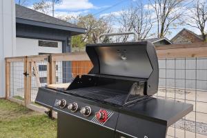 Family Escape Near AUS Games, Pool, EV Charger