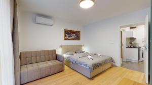 NEW Studio by Nivy & Bus Station w AC