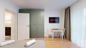 NEW Studio by Nivy & Bus Station w AC