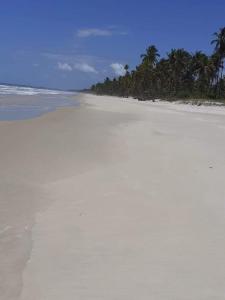 Casa espaçosa e arejada em condomínio tranquilo a poucos minutos da praia - ideal para famílias